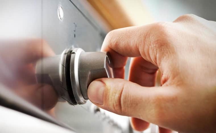 Dùng bật lửa, điện thoại di động dể kiểm tra bếp gas